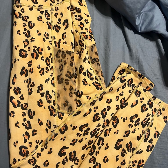 Brand new leopard print fabletics! 7/8 in length. - Picture 1 of 3